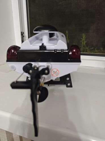 Digər idman və istirahət malları: Pultla işləyən gəmi 35km/saat sürətlə hərəkət edir. Tərs çevrildikde — 9