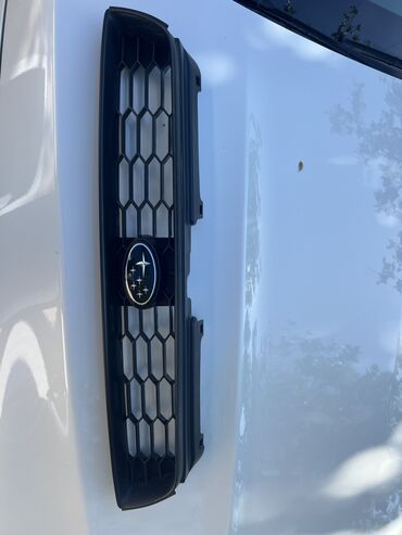 Решетки, облицовки: Решетка радиатора Subaru