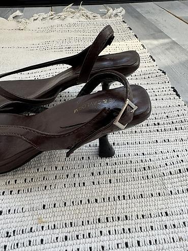 Basanoşka və səndəllər: Qadın sandaleti – qəhvəyi, kvadrat burunlu, barmaq arası model - — 2