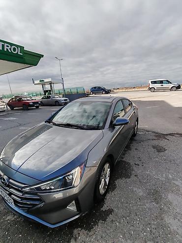 Hyundai: Hyundai Elantra sedan - Korpus: 4 qapılı sedan, boz (metallik) rəng - — 11