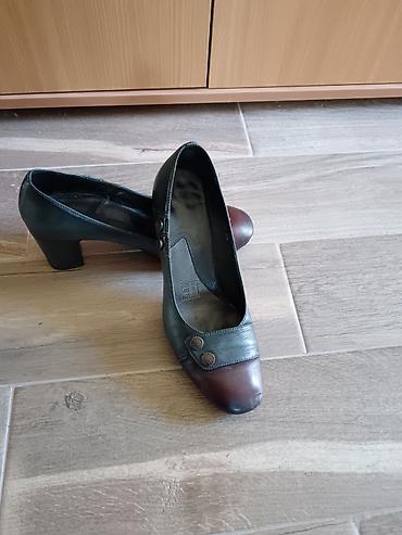 Ostale cipele: Set ženskih cipela – 9 pari 1) Bordo lakovane cipele sa niskom — 7