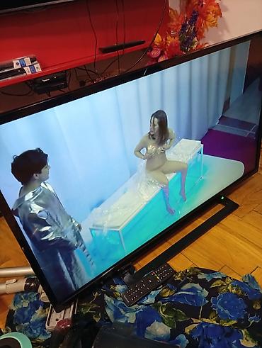 Televizori: LED televizor oko 40–43 inča (dijagonala približno 101–109 cm) — 8