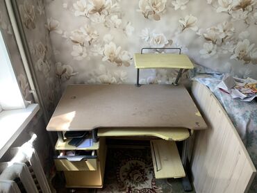 продам орех: Компьютердик үстөлү, Текчелери бар