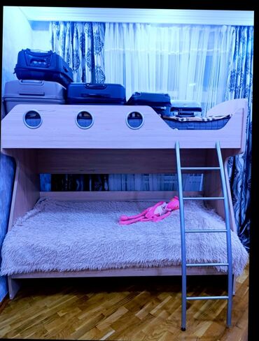 Çarpayılar: İki mərtəbəli carpayi ideal veziyyetde. yeni kimidi heç bir problemi