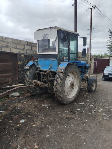 reduktor suretler qutusu: Mavi rəngli traktor, arxa qoşqu çəkmək üçün hazır qurğulu. Kabinli