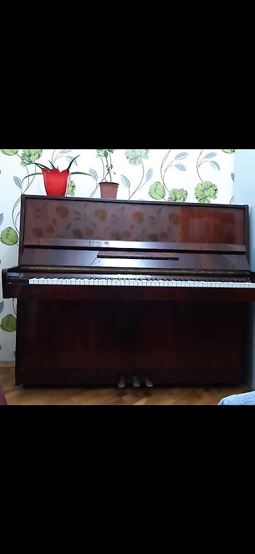 Upright piano – klassik, tünd qəhvəyi taxta korpuslu model. Məhsul