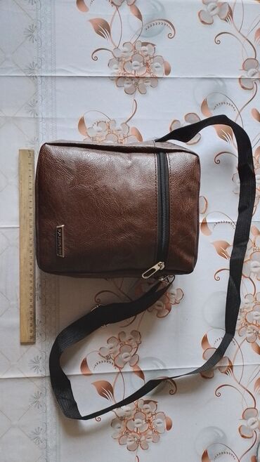 барсетка луи: Барсетка, Материал: Экокожа, Застежка на молнии, Множество карманов, Регулируемый ремень, Новый