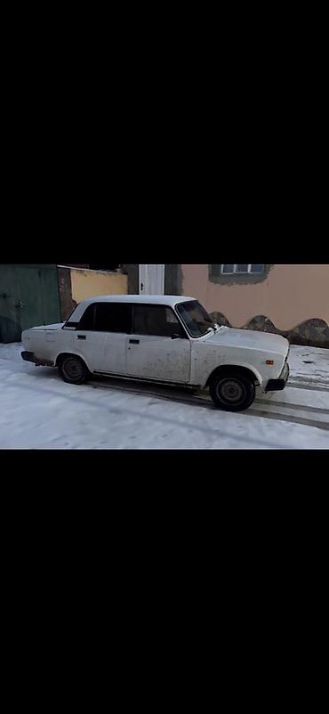 VAZ (LADA): VAZ 2107, ağ rəng, sedan kuzov. Xüsusiyyətlər: - 4 qapı, 5 nəfərlik — 11