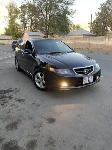 диск на мотоцикл: Элегантный черный седан Honda Accord, известный своей надежностью и