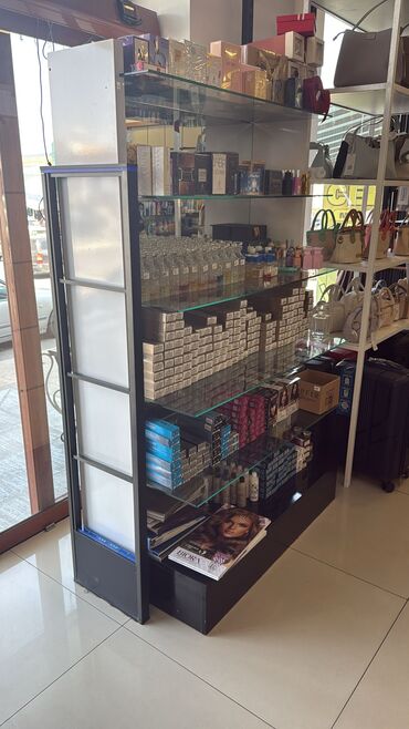 Rəf vitrinləri: Magaza ucun vitrinler hundurluk 1.50 en 090 sm. Divar vitrinleri ise — 8