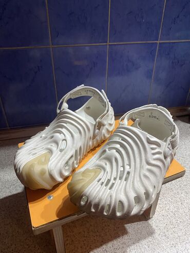 брюки спортивные: Кроссовкалар, 42.5, Crocs, Колдонулган, түсү - Ак, Өзү алып кетүү, Акысыз жеткирүү