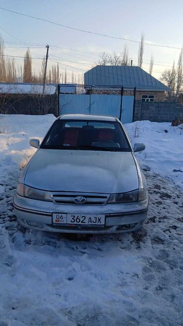 Daewoo: Daewoo Nexia серебристого цвета, седан. Автомобиль с красным салоном