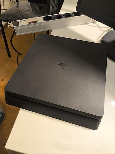sony 2500: PlayStation 4 (PS4) Slim – 500GB - Saxlama həcmi: 500GB - Komplekt: 4 — 1