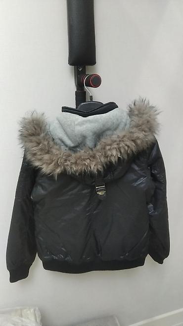 Демисезонные куртки: Утипленная куртка для повседневной носки, выполненная в черном цвете — 3