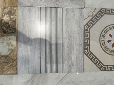 metbex kafeli: Keramika döşəmə plitəsi – taxta fakturalı, boz-qrafit tonlarda dizayn
