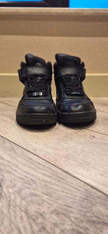 Kişi ayaqqabıları: Adidas kişi idman ayaqqabısı – yüksəkboğaz, tam qara rəng. Model — 4
