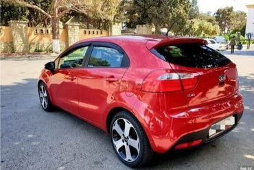 Kia: Kia Rio hatchback – parlaq qırmızı rəngli, kompakt və şəhər üçün ideal — 5