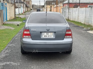 vaz 04: Volkswagen Jetta: 1.8 l | 2002 il Sedan