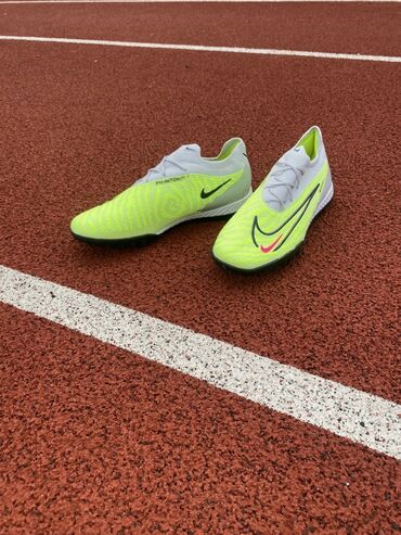 футбольные бутсы в бишкеке: Nike Phantom GX. 40 размер. Качество новое носил 1 месяц