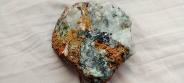 Kristali i minerali: Ovaj prirodni mineralni uzorak prikazuje kombinaciju boja, uključujući — 9