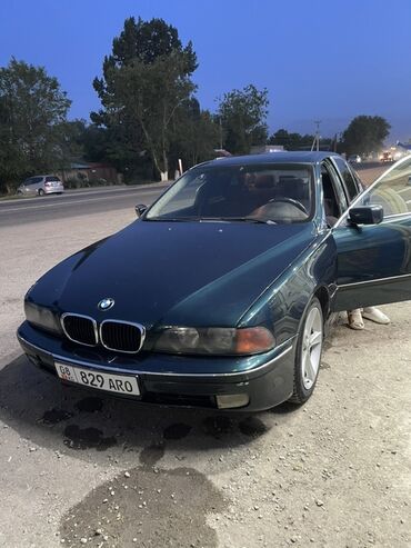 bew e39: BMW 5 серии в кузове E39, окрашенная в тёмно-зелёный цвет. Автомобиль