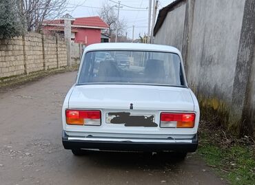 Bu ağ rəngli dördqapılı sedan avtomobil, gündəlik istifadə üçün uyğun