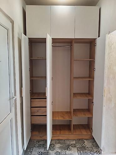 koridor dolapları: Ağ rəngli qapılara sahib, tavanayadək dizayn edilmiş quraşdırma — 2