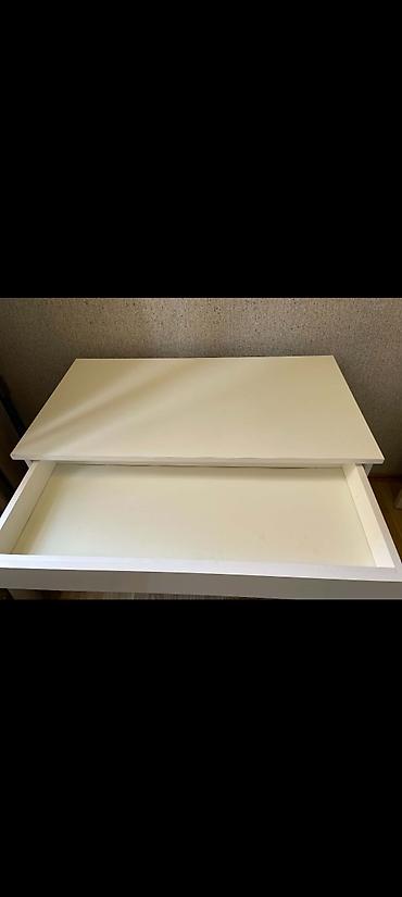 kitab refi: Ağ rəngli yazı/iş masası - Minimalist, düz xətli dizayn – ev ofisi — 1