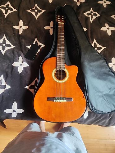 Elektro-klasik gitara – kəsikli (cutaway) korpus, 6 sim, yumşaq çexol