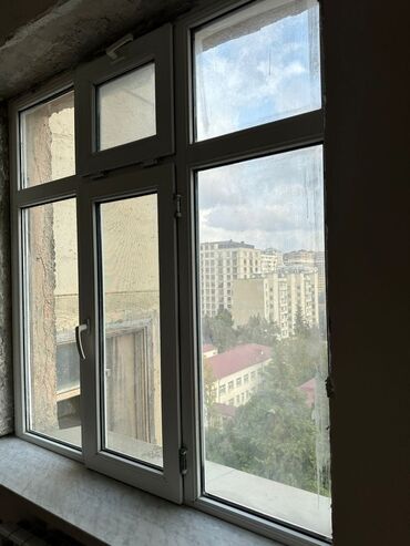 Taxta pəncərələr: Ağ rəngli PVC materialdan hazırlanmış, müasir evlər və ofislər üçün