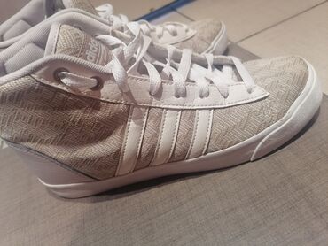 sivo odelo i braon cipele: Adidas, 39