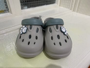 обувь зима женская: Продаю женские кроксы, размер 39-40, цвет: серый перемешку с зеленым