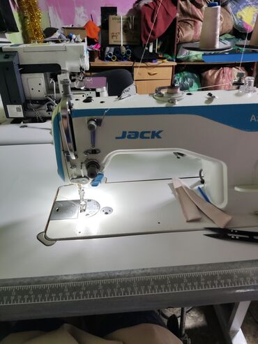 jack f 4: Швейная машина Jack, Компьютеризованная, Автомат