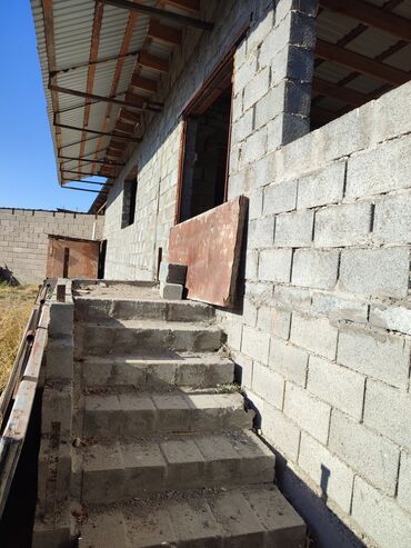 продажа домов на кирпичном красный строитель: Сдаю незавершённое одноэтажное строение из шлакоблока снизу подвал