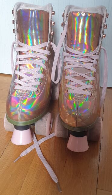Roleri i rolšue: CC California skates, vrhunske rolšue zlatne boje kao roleri. Cerka je — 2