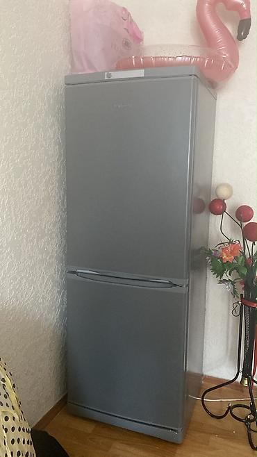 mini refrigerator: Холодильник с нижней морозильной камерой, в сером цвете. Компактная — 2