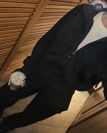 серый свитшот женский: Толстовка на молнии, черного и серого цвета Цена на фото: 800 сом