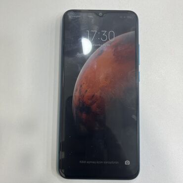Xiaomi markalı Redmi 9C modeli smartfon təqdim edilir. Göy rəngdə olan