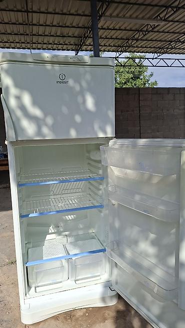 Холодильник Indesit с верхней морозильной камерой. Основные