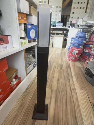 lampa sensor: Qara rəngli, düzbucaqlı formalı dayanıqlı dayaq lampası. Mat şüşəli