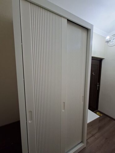 шезлонг качалка: Кире бериш үчүн шкаф, Жаңы, Күзгүсү менен, Жыгач