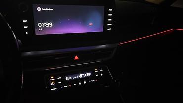 Другие детали салона: Мультимедийная система и интерьер автомобиля с современными функциями — 5