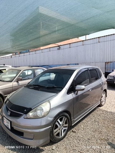 срочно фит сатылат: Автомобиль Honda Fit серого цвета, выполненный в кузове хэтчбек