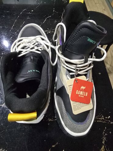 Ayaqqabılar: 40 raz teze 135m alinub GAMELU firma