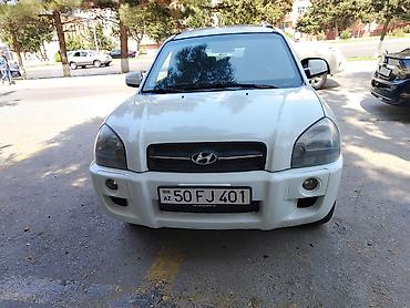 Hyundai Tucson, ağ rəngli kompakt SUV. Texniki və xüsusiyyətlər: -