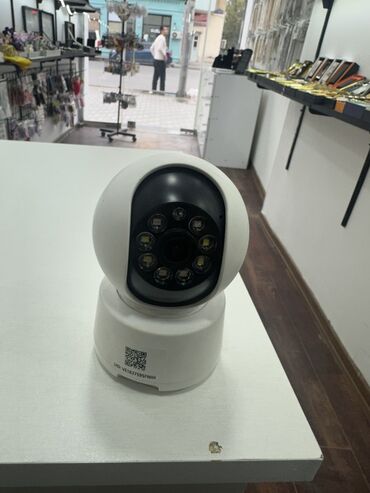 скрытые камеры видеонаблюдения для квартиры: LED işıqları və fırlanan başlığı olan bu ağ rəngli təhlükəsizlik
