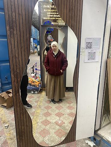умное зеркало: Напольное зеркало с волнообразной формой и подсветкой - Тип — 1
