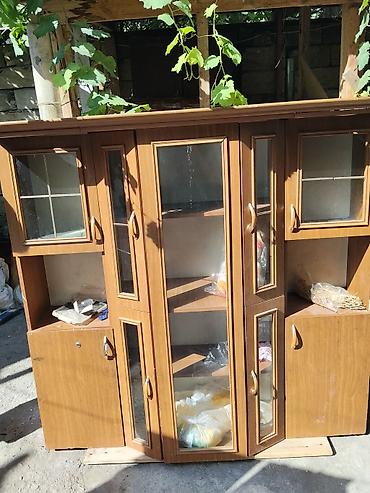 qedimi bufet: Vitrinli qonaq otağı dolabı - Material: taxta/laminat örtük, qoz — 2