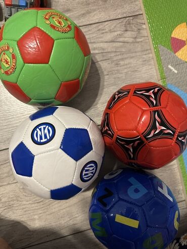 Hovuzlar: Bu dəstə müxtəlif dizaynda dörd futbol topu daxildir. Yaşıl və qırmızı
