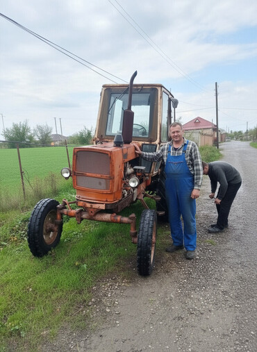 Traktorlar: Traktor – kabinəli, arxa qoşqu çəkmək üçün yedəyi ilə - Marka/model — 4